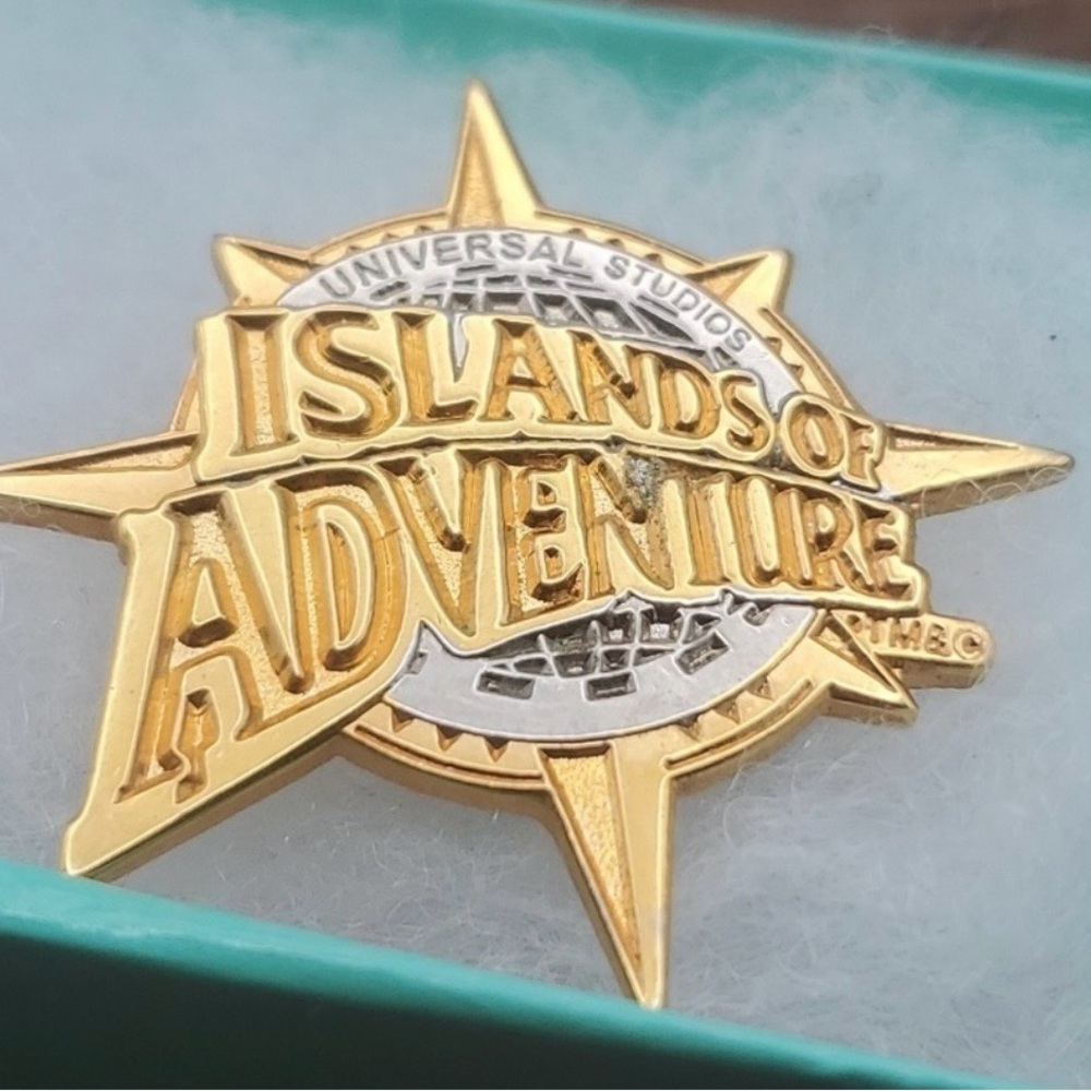 Universal Studios Islands of Adventure Gold and Silver Collectible Pin